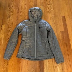 New Patagonia women’s nano puff hoody in feather grey. Size Small.